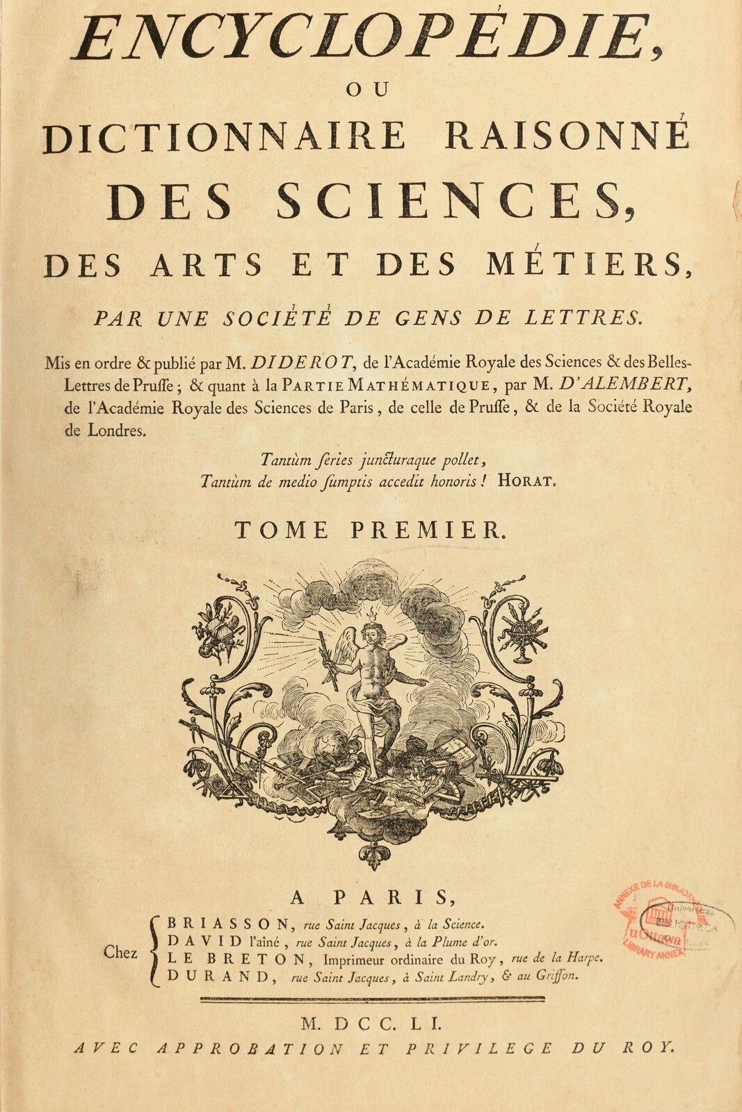 Fotografia strony encyklopedii. Napisana jest po francusku. Na stronie znajduje się tytuł, wydawca oraz redaktorzy – wśród nich Diderot czy D'Alembert. Znajduje się również cytat z Horacego. Jest to strona z pierwszegoo tomu encyklopedii. Na stronie znajduje się rownież miejsce wydania, rok oraz wydawcy. Ponadto strona została ozdobiona ryciną przedstawiającą anioła, który kroczy po zgliszczach. Photography of the encyclopedia site. It is written in French. The site has a title, publisher and editors - including Diderot and D'Alembert. There is also a quote from Horace. This is the page from the first volume of the encyclopedia. The site also has the place of issue, year and publisher. In addition, the site was decorated with an engraving depicting an angel walking through the ruins.
