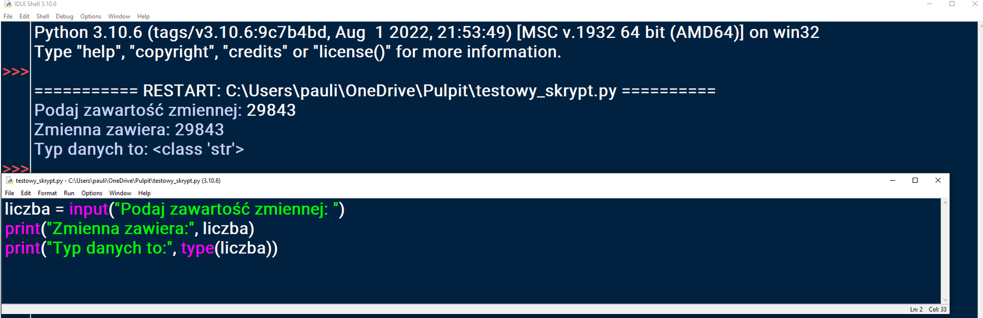 Zrzut ekranu przedstawia okno IDLE, gdzie dodane zostały kolejne linijki tekstu: w pierwszej dodanej linijce zostało napisane: Zmienna zawiera dwukropek trzy tysiące osiemdziesiąt pięć, w kolejnej dodanej linijce zapisano: Typ danych to dwukropek znak większości class pojedynczy cudzysłów s t r koniec cudzysłowu znak mniejszości. . W oknie ze skryptem tekstowym pojawia się dodatkowy zapis:  print początek nawiasu okrągłego cudzysłów podwójny zmienna zawiera dwukropek koniec cudzysłowu przecinek zmienna koniec nawiasu okrągłego. W kolejnej linijce znajduje się zapis:  print początek nawiasu okrągłego cudzysłów podwójny Typ danych to dwukropek koniec cudzysłowu przecinek type początek nawiasu okrągłego zmienna podwójny koniec nawiasu okrągłego.