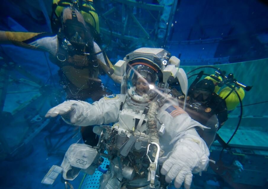 Źródło: pxhere.com Creative Commons CC0 Zdjęcie przedstawia na niebieskim tle człowieka w grubym białym skafandrze kosmicznym.