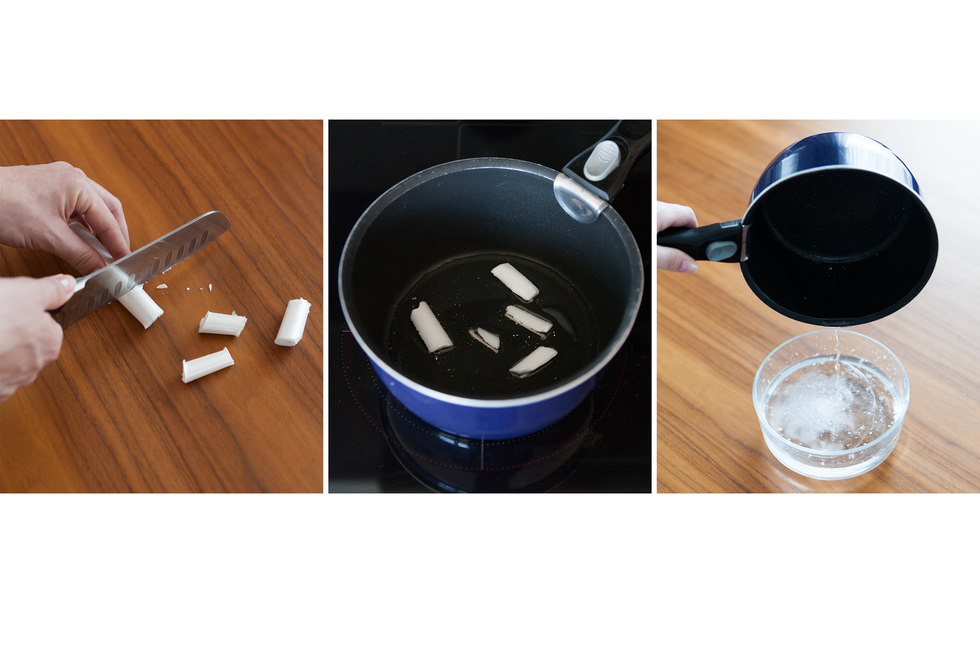 Ilustracja przedstawia trzy fotografie, które pokazują kolejno: krojenie białej świecy, proces topnienia świecy znajdującej się na palniku w rondelku oraz przelewanie stopionego materiału z rondelka do szklanego pojemnika