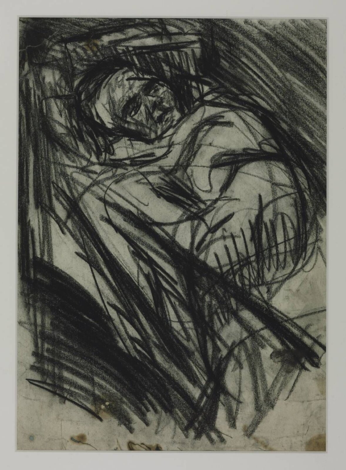 Obraz o kształcie pionowego prostokąta posiadający jasnoszarą ramkę oraz czarno‑szare wypełnienie na jaśniejszym tle. Kompozycję stanowią różnej długości i grubości skośne linie, tworzące kształt przypominający ciemne łóżko oraz jaśniejszą sylwetkę postaci, umieszczoną nieco wyżej niż środek obrazu. Twarz postaci jest ciemna, niewyrażająca emocji, a lewy kącik ust opadnięty. W centrum obrazu znajduje się niewielka ilość linii, swoim ułożeniem przypominają narzutę lub koc, którym okryta jest postać.