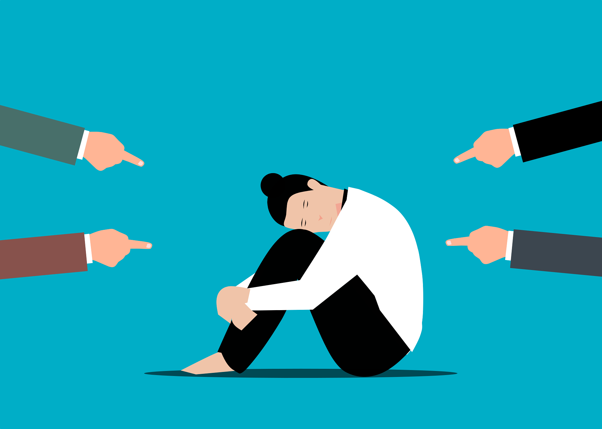 Obrazek przedstawia siedzącą na podłodze kobietę w czarnych spodniach i białej bluzce. Ma ona podkurczone nogi, a głowę opiera na kolanach. Rękami obejmuje nogi. Z prawej i lewej strony znajdują się po dwie ręce, które palcami wskazują na siedzącą kobietę. 