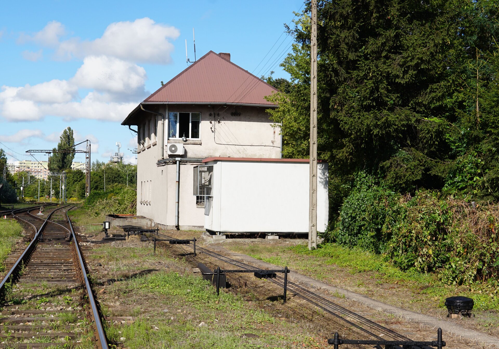 Grafika przedstawia budynek nastawni. Jest to budynek murowany znajdujący się zaraz przy linii torów kolejowych.