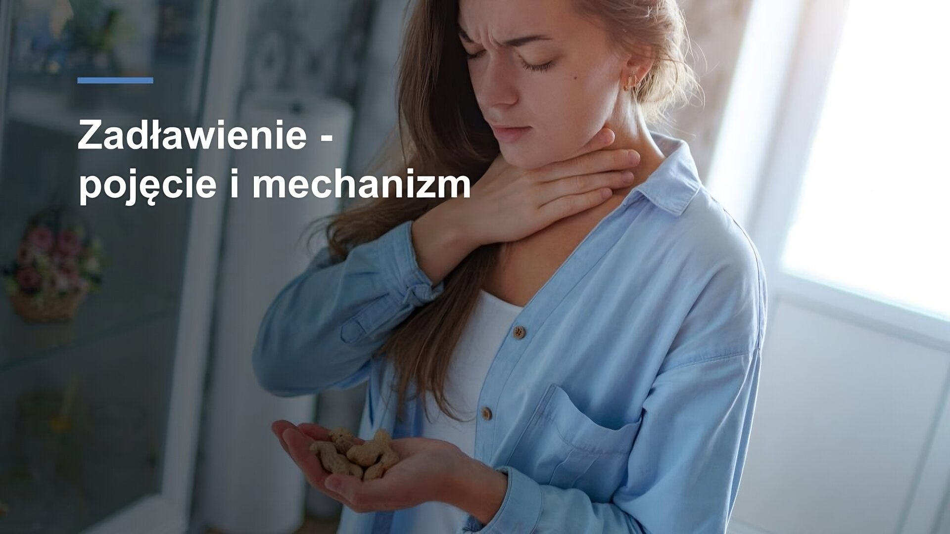 Slajd. Na środku zdjęcie przedstawiające młodą kobietę w długich, brązowych, rozpuszczonych włosach, która ubrana jest w białą koszulkę i niebieską koszulę. Prawą dłoń przykłada do szyi, a w lewej trzyma orzechy. Ma zamknięte oczy. W lewym górnym rogu napis: „Zadławienie - pojęcie i mechanizm”.