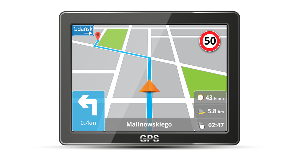 Grafika przedstawia ekran urządzenia GPS. Na środku znajduje się mapa z zaznaczoną trasą przejazdu oraz strzałką pokazującą aktualne położenie. W lewym górnym rogu znajduje się nazwa końcowego celu. W prawym górnym rogu znajduje się ograniczenie prędkości. W prawym dolnym rogu znajdują się informacje o bieżącej prędkości, odległości do celu, czasie do celu. Na dole na środku znajduje się nazwa aktualnej ulicy. W lewym dolnym rogu znajduje się informacja o najbliższym skręcie.