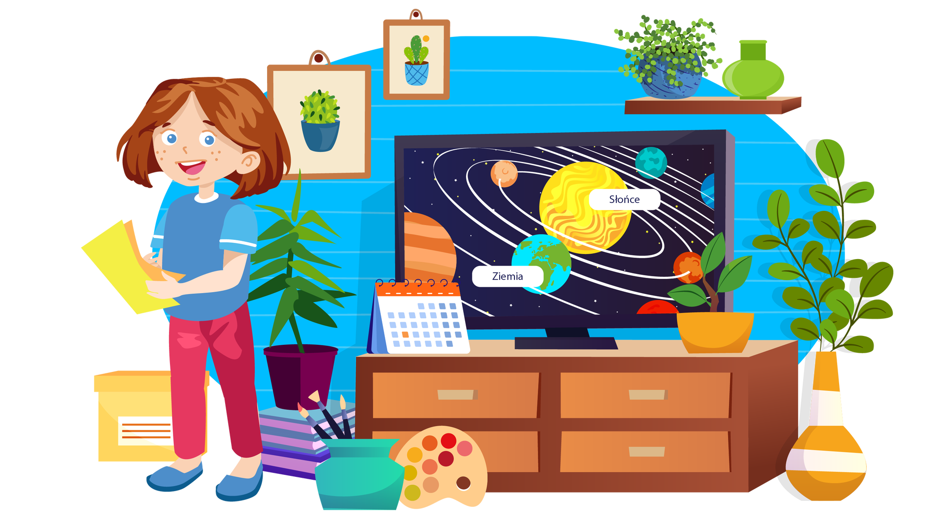 Ilustracja przedstawia pomieszczenie w domu Franka i Mai. W tle widać niebieską ścianę, na której wiszą, po lewej stronie, dwa obrazki w brązowych ramkach. Pierwszy obrazek przedstawia zieloną roślinę w granatowej donicy, a drugi kaktusa w niebieskiej donicy. Po prawej stronie wisi brązowa półka, a na niej stoi zielona roślina w ciemnoniebieskiej donicy i pusty jasnozielony wazon. Poniżej znajduje się niska brązowa szafka z czterema szufladami. Na szafce stoi płaski telewizor. Na ekranie telewizora wyświetla się film na temat Układu Słonecznego. Na środku jest opisane Słońce, po jego lewej stronie Ziemia. Dookoła widać również inne planety. Obok telewizora stoi biało‑czerwony kalendarz biurkowy i zielona roślina w pomarańczowej donicy. Na prawo od szafki, na podłodze, są trzy gałązki z licznymi zielonymi listkami w wysokim wazonie w biało‑pomarańczowe pasy. Na lewo od szafki znajdują się różne przedmioty: żółte pudełko z pokrywką, trzy pędzle w turkusowym wazonie, jasnobrązowa paleta z kolorowymi farbami i trzy książki ułożone jedna na drugiej. Pierwsza i druga książka ma jasnoniebieską okładkę, a trzecia granatową. Na książkach stoi duża zielona roślina w śliwkowej donicy. Pośród wymienionych przedmiotów stoi Maja. Jest ubrana w niebieską koszulkę z krótkimi błękitnymi rękawami, długie ciemnoróżowe spodnie i ciemnoniebieskie buty. Trzyma w rękach dwie kartki – żółtą i pomarańczową.