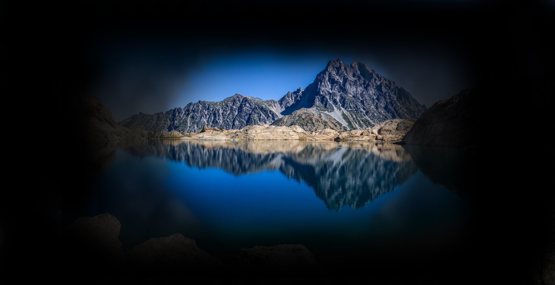 Na czwartym zdjęciu widoczna jest tylko mała część krajobrazu w centralnej części zdjęcia. Pozostała jego część otoczona jest przy wszystkich czterech krawędziach czarną mgłą i obraz jest tam zupełnie niewidoczny.