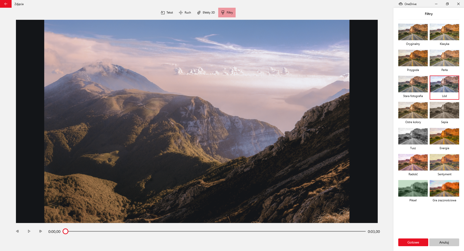 Na zrzucie ekranu przedstawiono sposób zmiany jasności, ostrości lub kontrastu zdjęcia w aplikacji Edytor Wideo.W górnej części aplikacji znajduje się przycisk z symbolem strzałki skierowanej w lewo oraz napis: zdjęcia. Obok widoczne są przyciski: tekst, ruch, efekty trzy de, filtry. Przycisk filtry jest wciśnięty. Poniżej przycisków znajduje się okno edycji filmu. Główną cześć okna stanowi prostokątny obszar na którym wyświetlany jest film lub zdjęcie. Przykładowo jest to klatka filmowa pokazujący góry. Pod obszarem filmowym umieszczony jest suwak pokazujący czas trwania. Na suwaku jest okrągły znaczki czasu.Po lewej stronie suwaka znajduje się przycisk z narysowanym grotem strzałki skierowanym w lewo, przycisk play, przycisk z narysowanym grotem zwróconym w prawo oraz informacja o czasie trwania filmu. Z prawej strony suwaka widoczna jest informacja z czasem trwania filmu. Z prawej strony aplikacji znajduje się okno edycyjne filtrów. W oknie widoczne są miniatury tego samego zdjęcia z zastosowanym filtrem. Filtry w kolejności: oryginalny, klasyka, przygoda, perła, stara fotografia, lód, ostre kolory, sepia, tusz, energia, radość, sentyment, piksel, gra zręcznościowa. Poniżej umieszczone są dwa przyciski. Czerwony z napisem: gotowe, oraz szary z napisem: anuluj