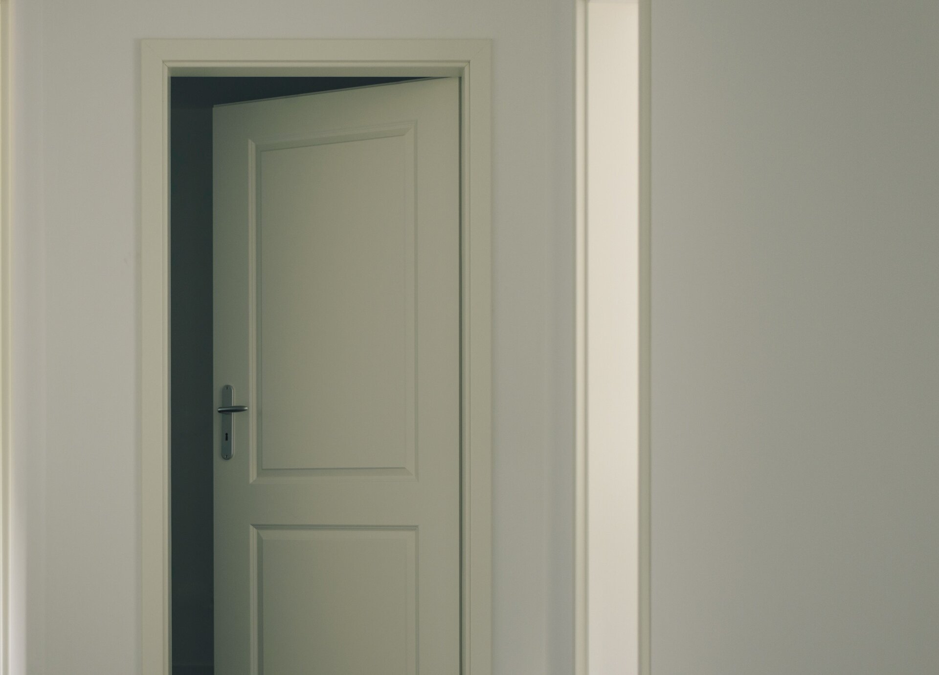 Ilustracja przedstawia drzwi