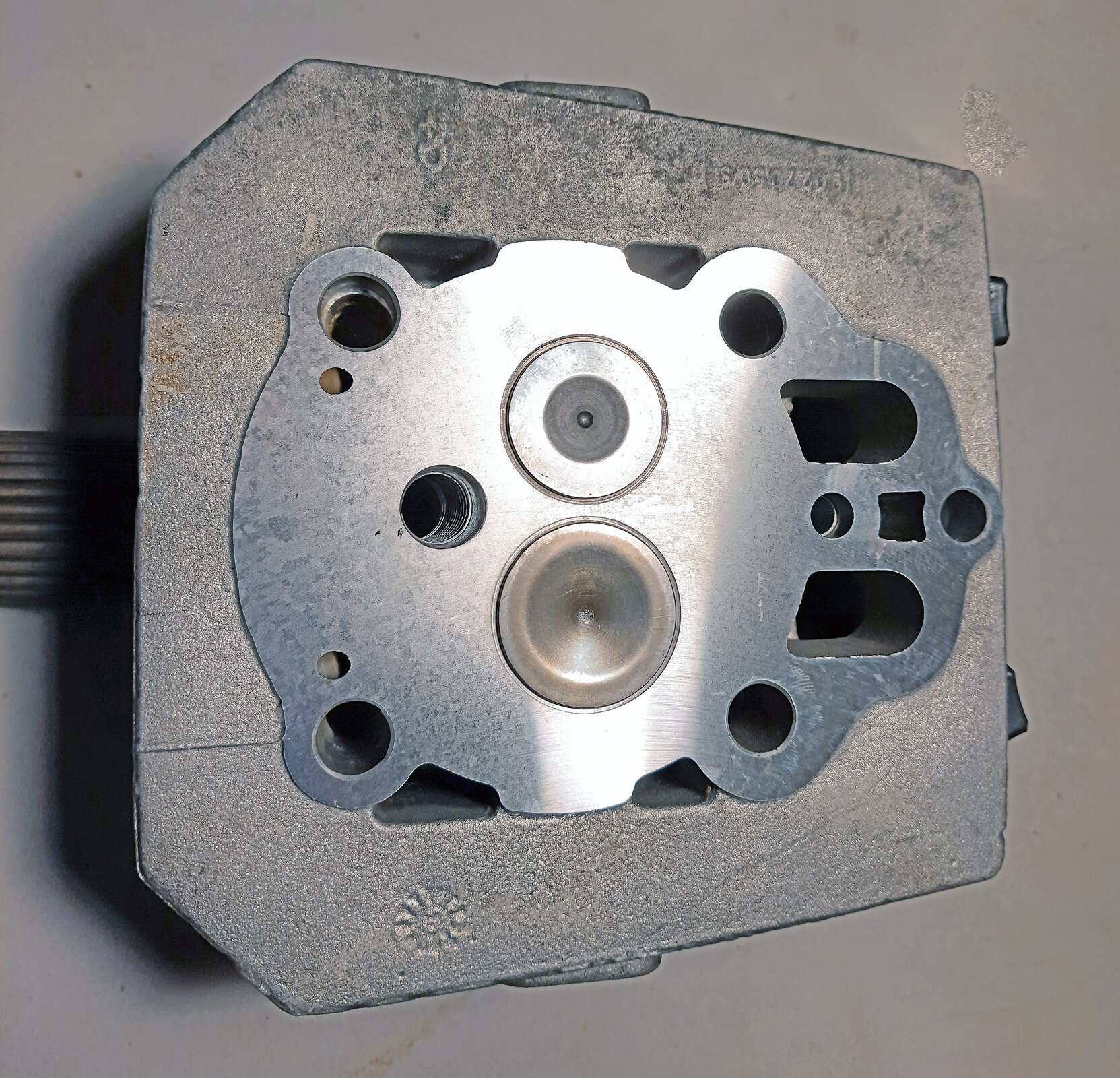 Na ekranie przedstawiona została głowica jednocylindrowa silnika czterosuwowego po planowaniu.