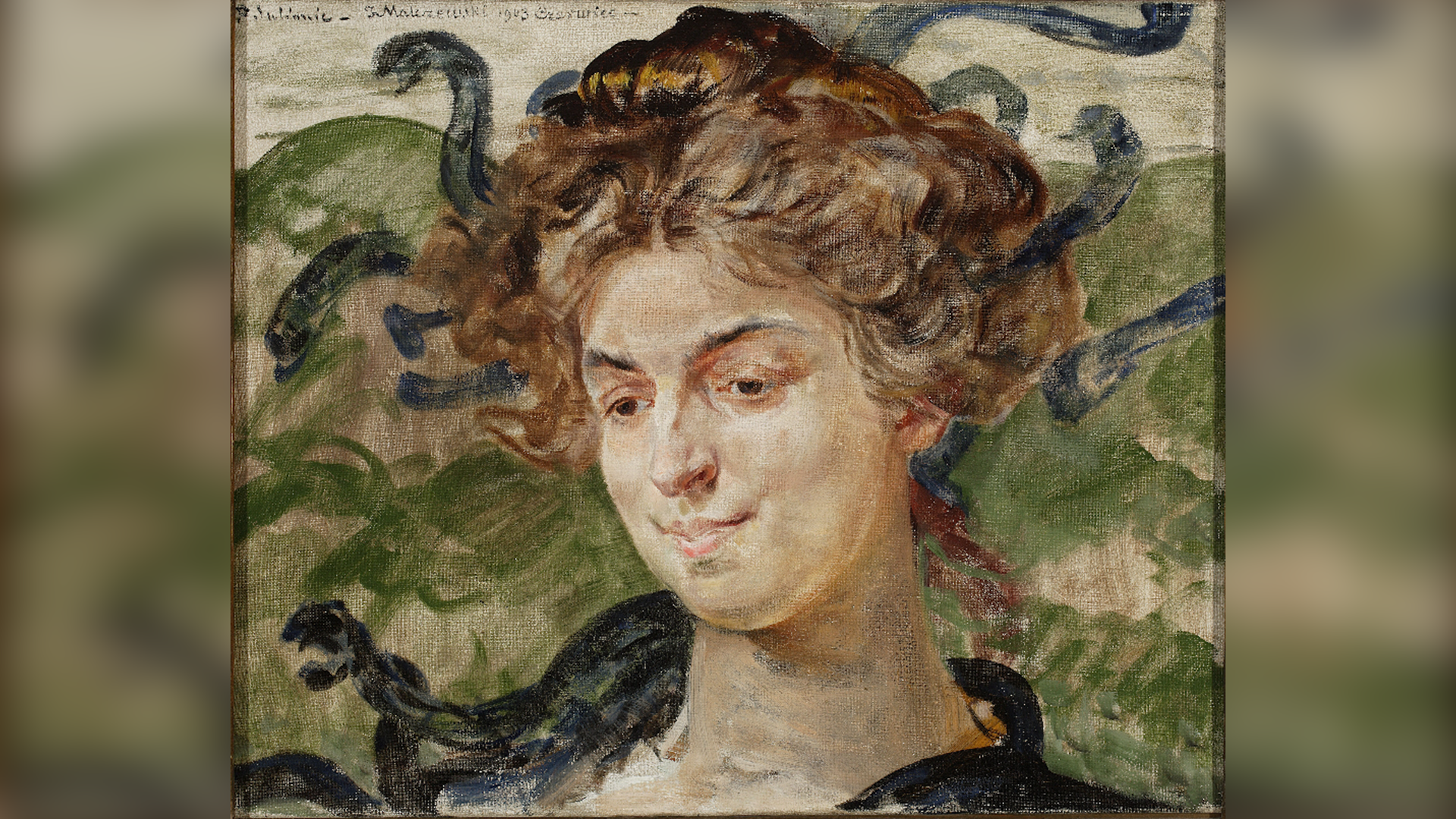 Ilustracja przedstawia portret kobiety w sile wieku. Postać ukazuje lewy półprofil, ma falowane włosy, upięte w luźną fryzurę. Zza głowy wyłaniają się węże. Aktorka ma lekko uniesione brwi i prosty nos. Spogląda w dół i delikatnie się uśmiecha.