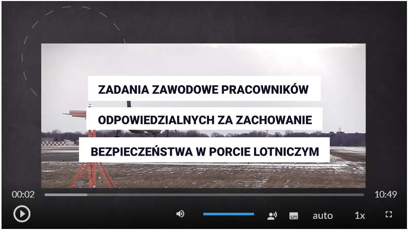 Zrzut ekranu przedstawia planszę tytułową z filmu. Widoczny jest następujący tytuł: Zadania zawodowe pracowników odpowiedzialnych za zachowanie bezpieczeństwa w porcie lotniczym. W tle znajduje się widok lądującego na lotnisku samolotu. W dolnej części ekranu od lewej znajdują się następujące przyciski: włączania i zatrzymywania filmu, przycisk włączania i wyłączania dźwięku, pasek głośności, ścieżka z audiodeskrypcją, ścieżka z napisami, jakość odtwarzania, prędkość odtwarzania, tryb pełnoekranowy. Powyżej widać również pasek postępu z aktualnym czasem filmu oraz pełną długością jego trwania.