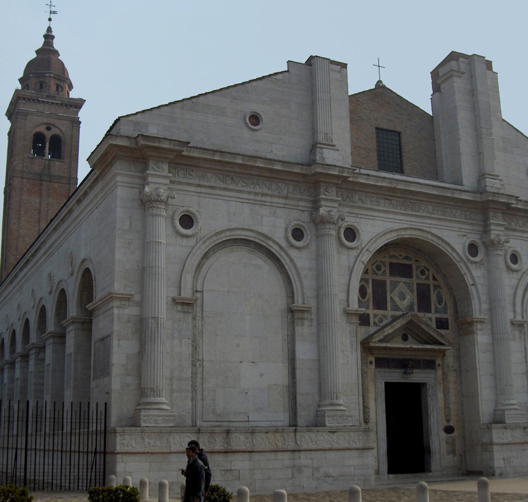 Fotografia barwna przedstawiająca Kościół św. Franciszka w Rimini. 