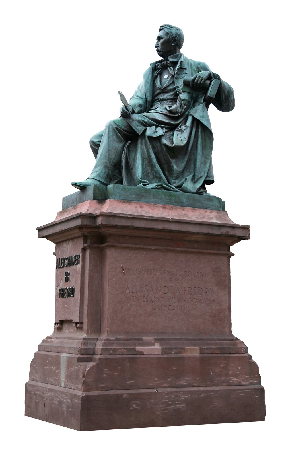 Zdjęcie przedstawia prawy półprofil pomnika siedzącego na krześle pisarza, który w jednej dłoni trzyma pióro, a w drugiej rolkę papieru. Rzeźba ustawiona jest na wysokim, marmurowym cokole. Na nim od frontu znajduje się napis: Aleksander hr. Fredro. Na prawym boku cokołu wygrawerowano: W osiemdziesiątą rocznicę śmierci Aleksandra Fredry wzniesiono we Wrocławiu 15 lipca 1956.
