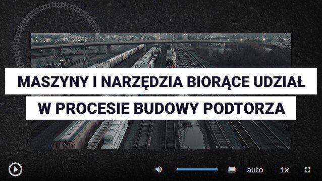 Przykładowy ekran filmu. Na zrzucie ekranu widać planszę tytułową filmu edukacyjnego Maszyny i narzędzia biorące udział w procesie budowy podtorza. W tle widać zdjęcie pociągu. Na dole obrazu widać przyciski kontrolne filmu. Są to, od lewej: przycisk start, przycisk wyciszenia głośności, suwak głośności, przycisk napisów, przycisk audiodeskrypcji, przycisk ustawienia prędkości odtwarzania oraz przycisk pełnego ekranu.