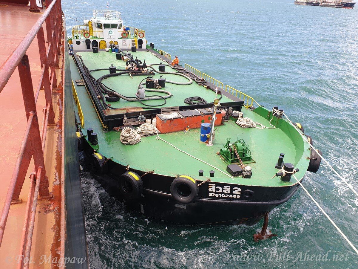 Zdjęcie przedstawia bunkierkę. Jest to mały statek służący do doprowadzenia paliwa na większe jednostki.