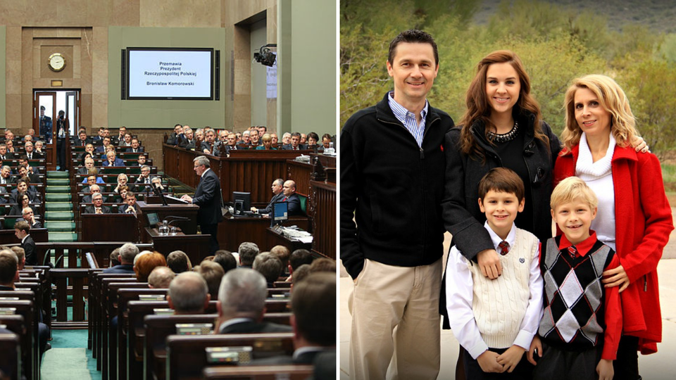 Widoczne są dwa zdjęcia, na pierwszym przedstawiona jest sala obrad Sejmu RP , przy mównicy przemawia jeden pan, w ławach poselskich zasiadają posłowie, w tle widoczna jest tablica prezentująca wyniki podczas głosowań . Na drugim zdjęciu widoczna jest rodzina, dwoje dorosłych i troje dzieci, wszyscy uśmiechnięci pozują do zdjęcia.