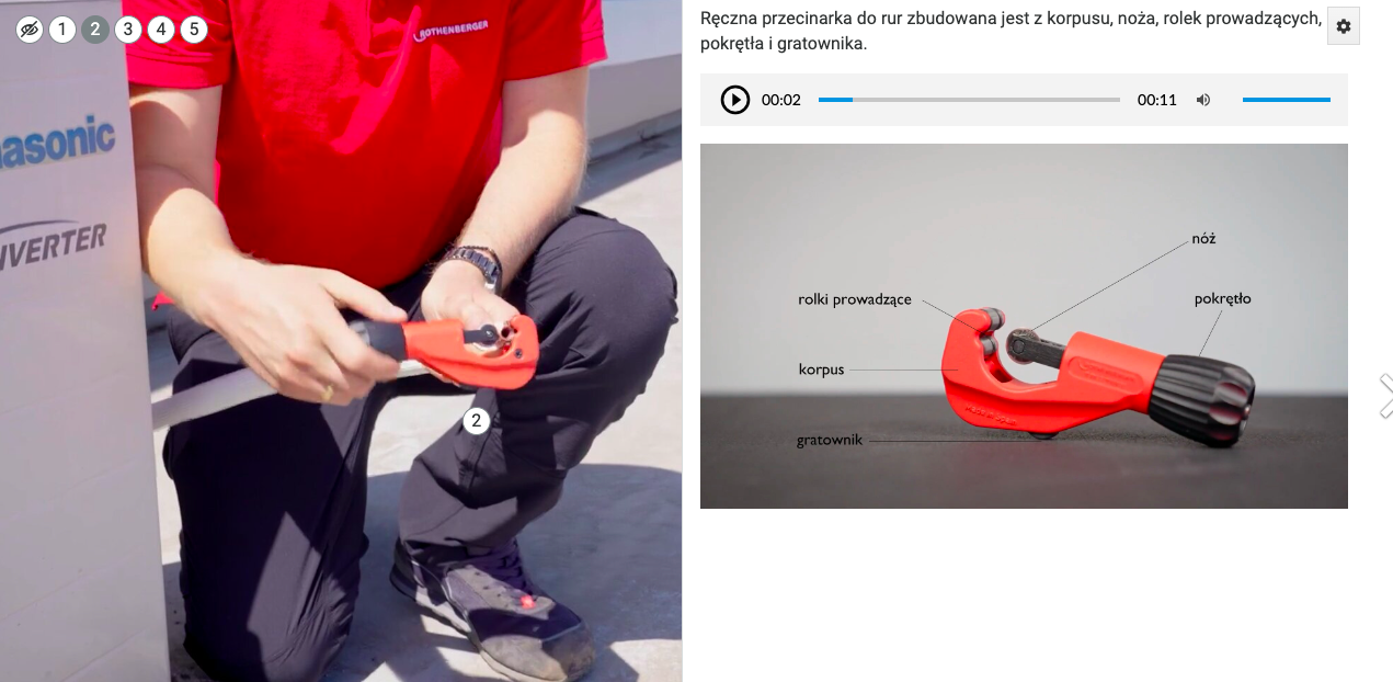 Widoczne są dwa kafelki zawarte w grafice interaktywnej. Na jednym znajduje się zdjęcie, a w lewym górnym rogu numery znaczników położonych obok siebie. Jest ich sześć. Pierwszy z nich nie posiada numeru. Przedstawia symbol przekreślonego oka, który umożliwia włączanie i wyłączanie widoku innych znaczników. Na drugim kafelku znajduje się zdjęcie okna odtwarzania wizualizacji. Nad nim zauważalny jest pasek nawigacji odtwarzania. Składa się z ikonki włączenia odtwarzania filmu. To trójkąt wpisany w okrąg. Jego wierzchołek skierowany jest w prawo. Obok znajduje się oznaczenie czasu. Niebieski pasek umożliwia zmianę czasu odtwarzania. Następnie widoczny jest pasek zmiany głośności dźwięku w filmie. Składa się on z ikony megafonu skierowanego w prawo. Niebieski pasek umożliwia zmianę poziomu głośności.