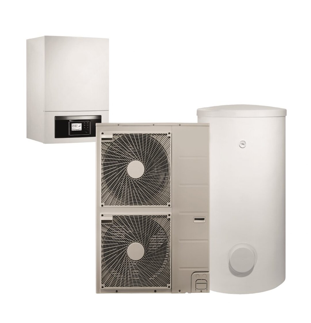 Na zdjęciu przedstawiono pompę ciepła typu split. Po lewej stronie zdjęcia widoczna jest jednostka wewnętrzna mająca postać prostopadłościanu z panelem sterującym i niewielkim wyświetlaczem w dolnej części. Na środku znajduje się jednostka zewnętrzna z dwoma wentylatorami osłoniętymi kratkami. Po prawej stronie widoczny jest oddzielny zbiornik ciepłej wody użytkowej mający kształt walca.