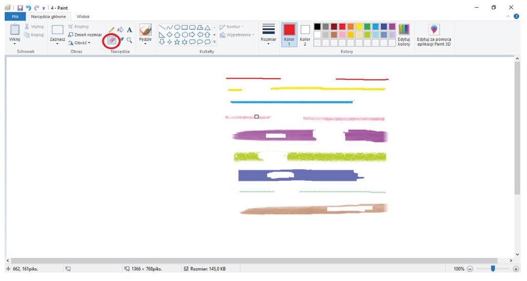 Zrzut ekranu z rozwiniętą zawartością edytora programu Paint (w tym: Obraz, Narzędzia, Kształty, Kolory). Ikonka Pędzel zakreślona białym kółkiem. Poniżej widoczne różne grubości pędzla. Zakreślone na czerwono okienka z kolorami. W edytorze narysowane różną grubością pędzla kolorowe poziome kreski.