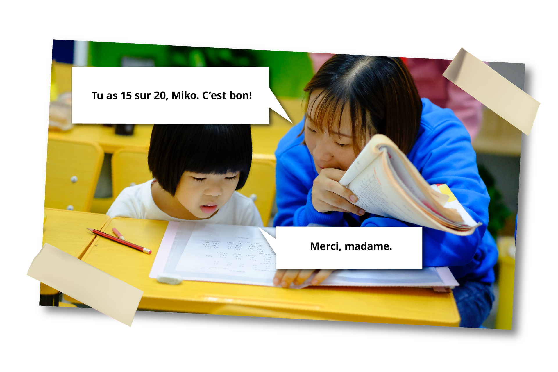 Grafika przedstawia małą dziewczynkę siedzącą w ławce szkolnej w towarzystwie nauczycielki, która jej coś tłumaczy. Nauczycielka: Tu as 15 sur 20, Miko. C'est bon! Dziewczynka:  Merci, madame.