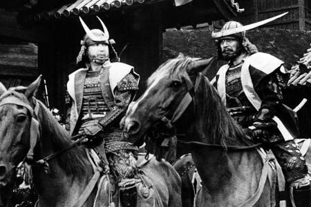 Zdjęcie przedstawia dwóch mężczyzn o posępnych obliczach siedzących na koniach. Mężczyźni są ubrani w japońskie zbroje wojenne.