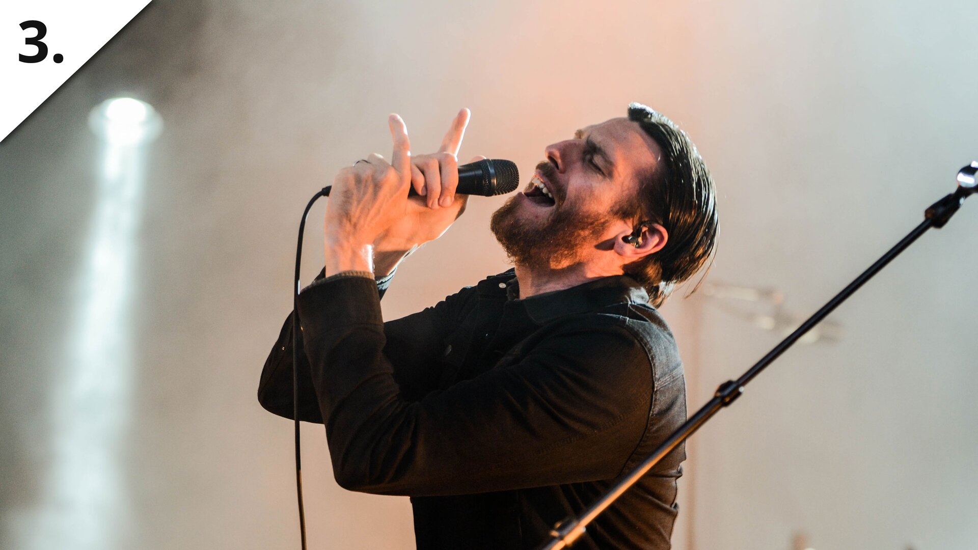 Dieser Künstler präsentiert seine Hits auf der Bühne.