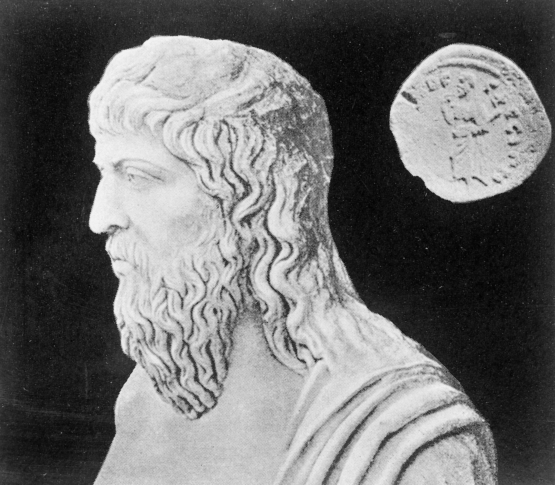 Zdjęcie przedstawia fragment rzeźby – popiersie Heraklita. Filozof ma długie, kędzierzawe włosy sięgające za ramiona oraz równie długą brodę. Mężczyzna ma zarzucone na ramię szaty. Patrzy w dal, marszcząc lekko brwi. Obok rzeźby w górnym prawym rogu znajduje się moneta z wytłoczoną postacią i napisami wokół niej.