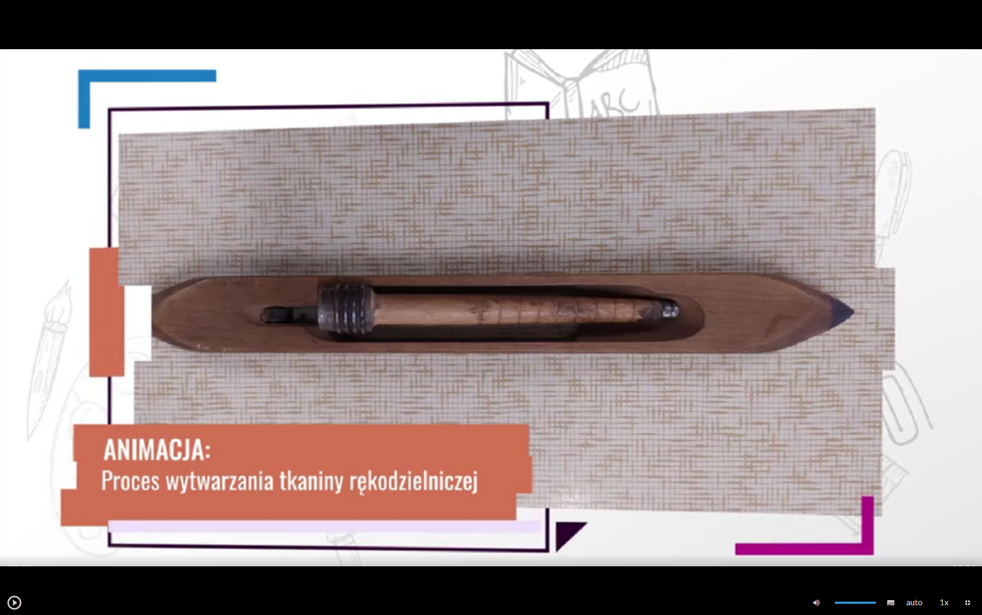 Grafika przedstawia ekran odtwarzacza animacji. W centralnej części tytuł animacji: Proces wytwarzania tkaniny rękodzielniczej. W dolnej części znajdują się ikony nawigacyjne. W lewym dolnym rogu jest ikona trójkąta w kole, która służy do włączenia/wyłączenia filmu. Pośrodku dolnej części znajduje się ikona głośnika, a obok niego jest niebieska linia regulacji poziomu głośności. Obok jest ikona przedstawiająca fragment sylwetki człowieka (głowa i górna część tułowia), która służy do włączenia audiodeskrypcji. Po prawej stronie głowy znajdują się dwa białe półkola - zewnętrzne większe, wewnętrzne mniejsze. Obok znajduje się biały prostokąt z czarnymi, małymi polami w dolnej części, który służy do włączenia napisów. Obok napis "auto", który służy do zmiany jakości odtwarzania filmu. Dalej na prawo napis: "jeden x". Służy on do zmiany tempa odtwarzania filmu. W prawym dolnym rogu białe, przerywane kontury kwadratu. Ikona ta służy do włączenia trybu pełnoekranowego.