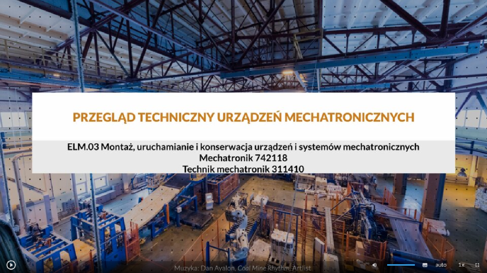 Ilustracja przedstawia ekran startowy filmu. Na środku ekranu znajduje się prostokątna plansza z tytułem filmu: Przegląd techniczny urządzeń mechatronicznych. Poniżej określona jest kwalifikacja zawodowa. Na dole znajduje się pasek odtwarzania składający się z elementów omówionych poniżej. W tle widoczne jest zdjęcie hali warsztatowej.