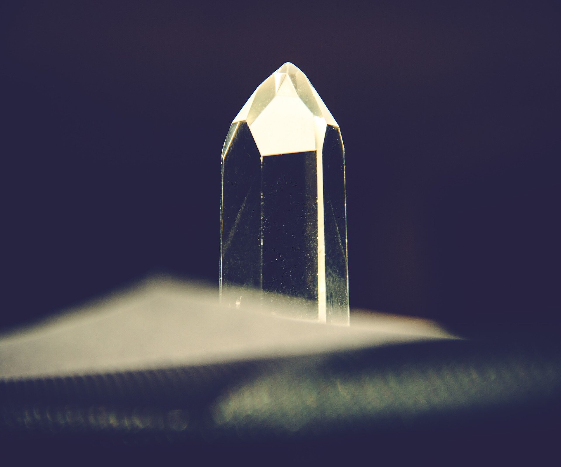 Zdjęcie przedstawia przeźroczysty kryształ górski.