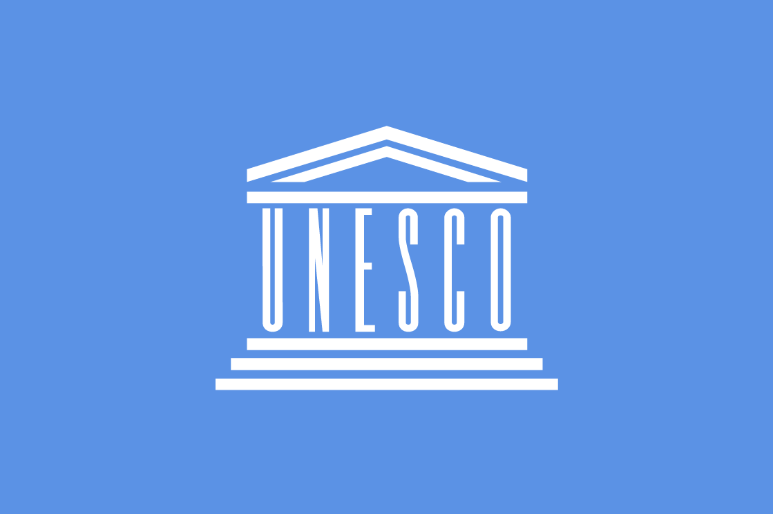 Logo Organizacji Narodów Zjednoczonych do spraw Oświaty, Nauki i Kultury (UNESCO) Na zdjęciu logo Organizacji Narodów Zjednoczonych do spraw Oświaty, Nauki i Kultury: napis UNESCO jest wpisany w symboliczny dom: pomiędzy fundament a dach budynku. Przypomina to antyczną grecką świątynię.