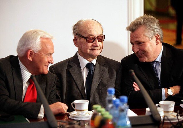 Posiedzenie Rady Bezpieczeństwa Narodowego, od lewej: Leszek Miller, Wojciech Jaruzelski, Aleksander Kwaśniewski