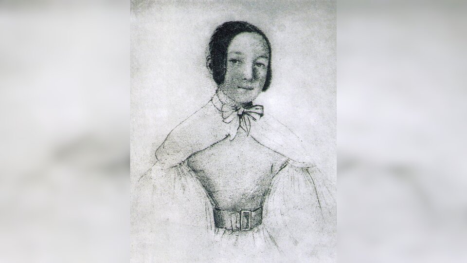 Obraz - szkic przedstawia młodą kobietę. Ma spięte włosy. Na sukienkę narzucona jest peleryna. Pod szyją kokarda. Wąską talię podkreśla pasek. 