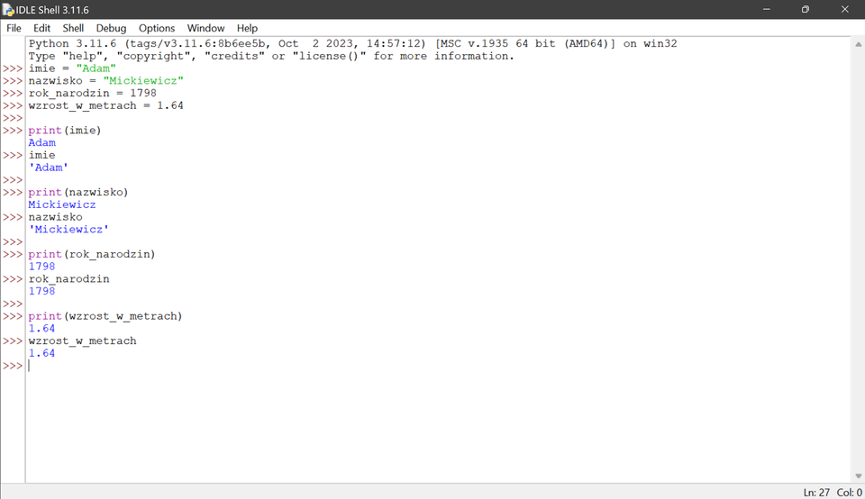 Ilustracja przedstawia okno środowiska IDLE. Zostały zdefiniowane zmienne: imie = "Adam", nazwisko = "Mickiewicz", rok_narodzin = 1798, wzrost_w_metrach = 1.64. Poniżej wywołano dla wszystkich zmiennych funkcję print() oraz wpisano same nazwy zmiennych.