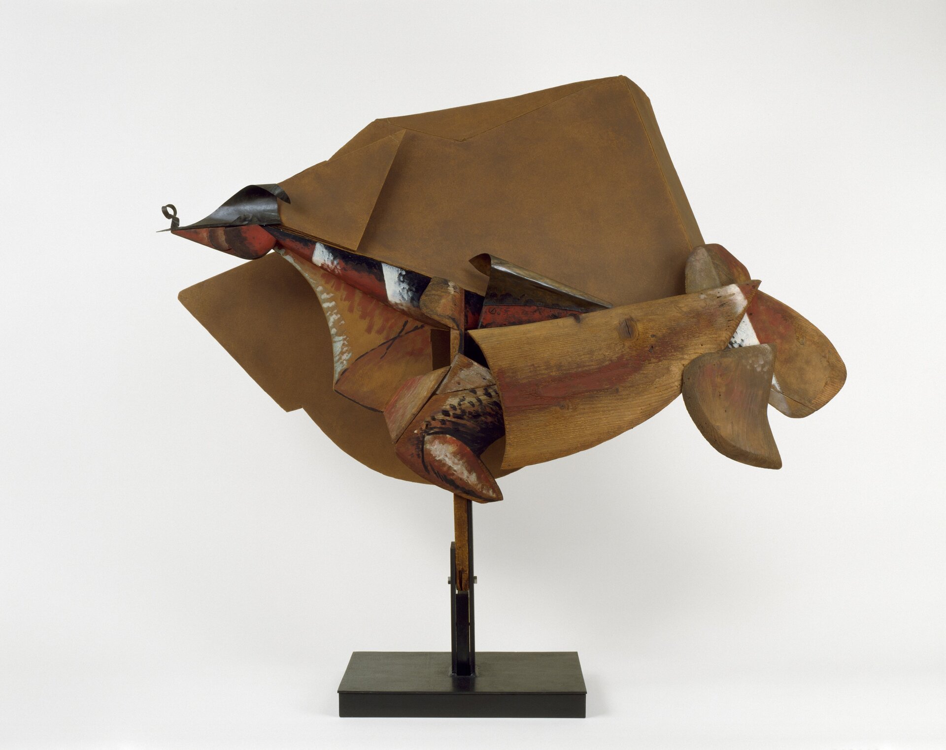 Rzeźba przedstawia futurystyczną wizję konia i domów. Wykonana została między innymi z drewna, papieru i metalu. Umieszczona na cienkim stojaku.   