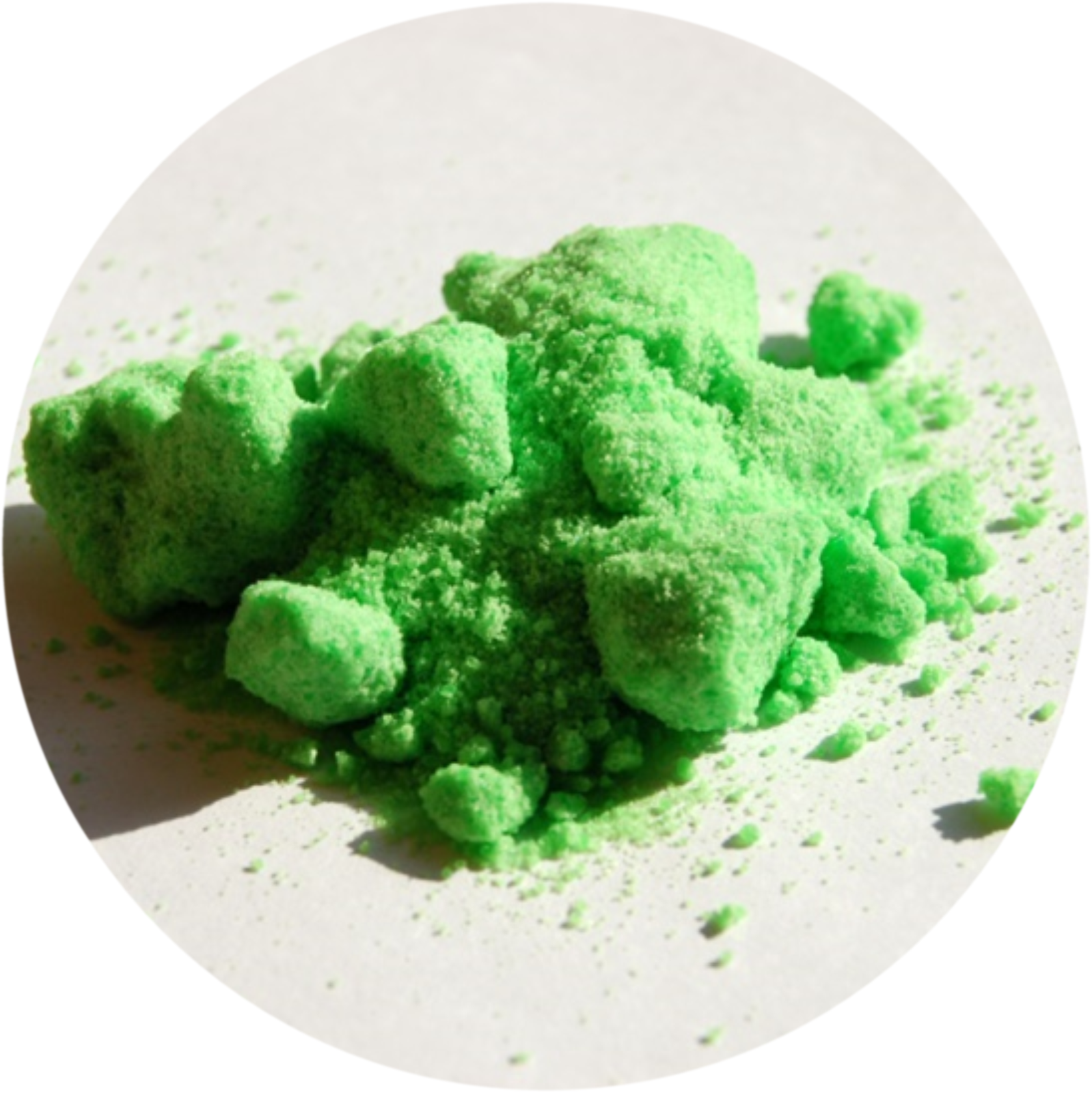 Ilustracja przedstawia proszek i grudki substancji o jasnozielonym matowym kolorze.