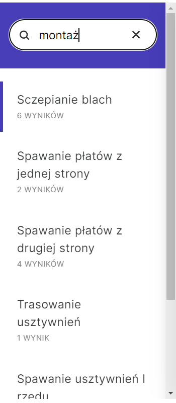 Grafika przedstawia przykładowy panel wyszukiwania haseł w atlasie. U góry widoczna jest belka, gdzie wpisano hasło „montaż”. Poniżej znajdują się tytuły rozdziałów, w których to hasło się pojawia. Pod każdym tytułem widoczna jest informacja, ile razy dane hasło występuje w rozdziale.