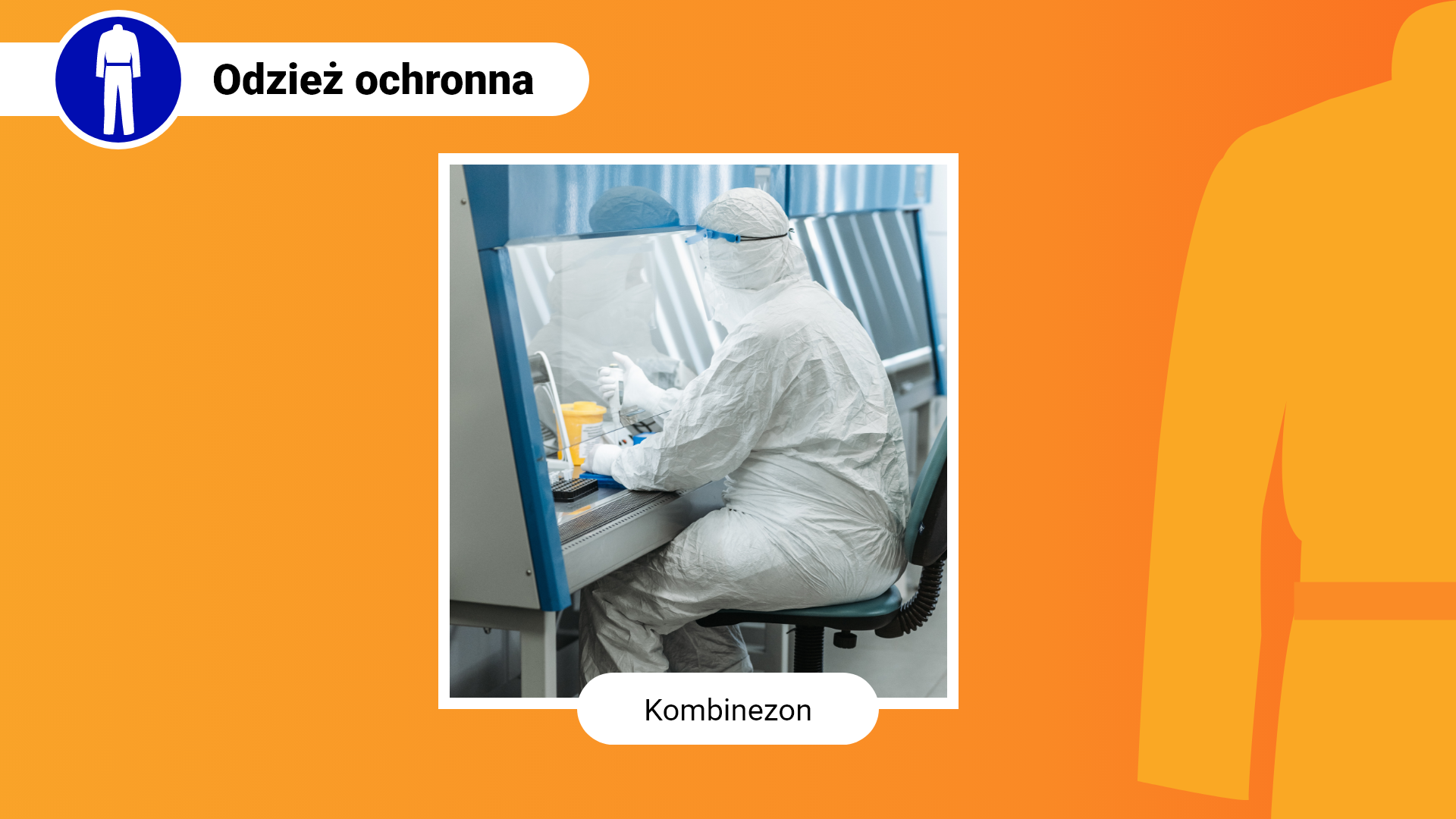 Zdjęcie w ramce z podpisem: kombinezon. Przedstawia osobę w laboratorium, siedzącą w białym kombinezonie, który okrywa szczelnie całe ciało.