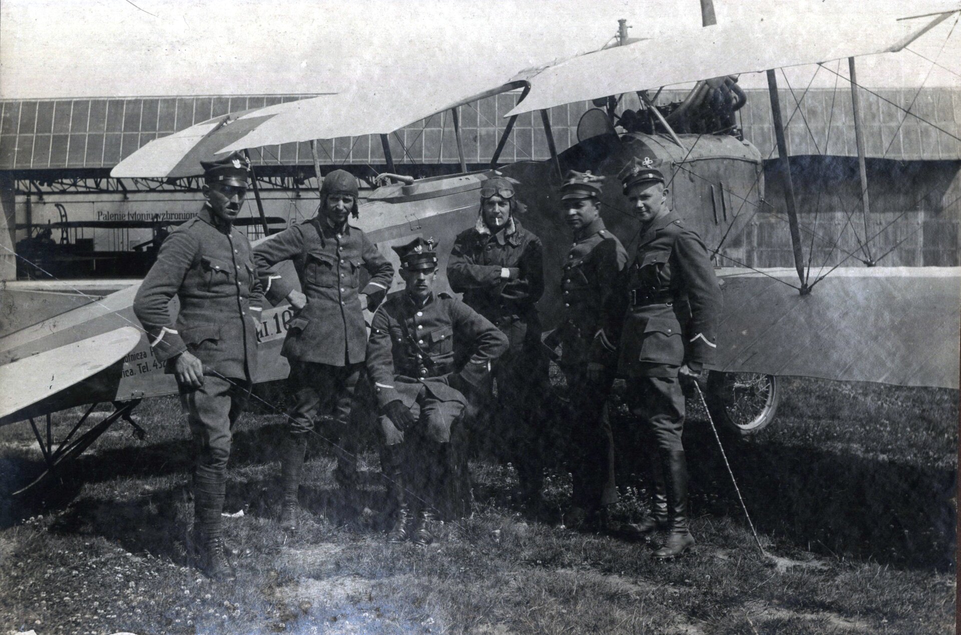 Fotografia czarno-biała przedstawiająca lotników biorących udział w nalocie na Frankfurt nad Odrą, 9 stycznia 1919 r. Wśród nich jest sierżant Wiktor Pniewski.