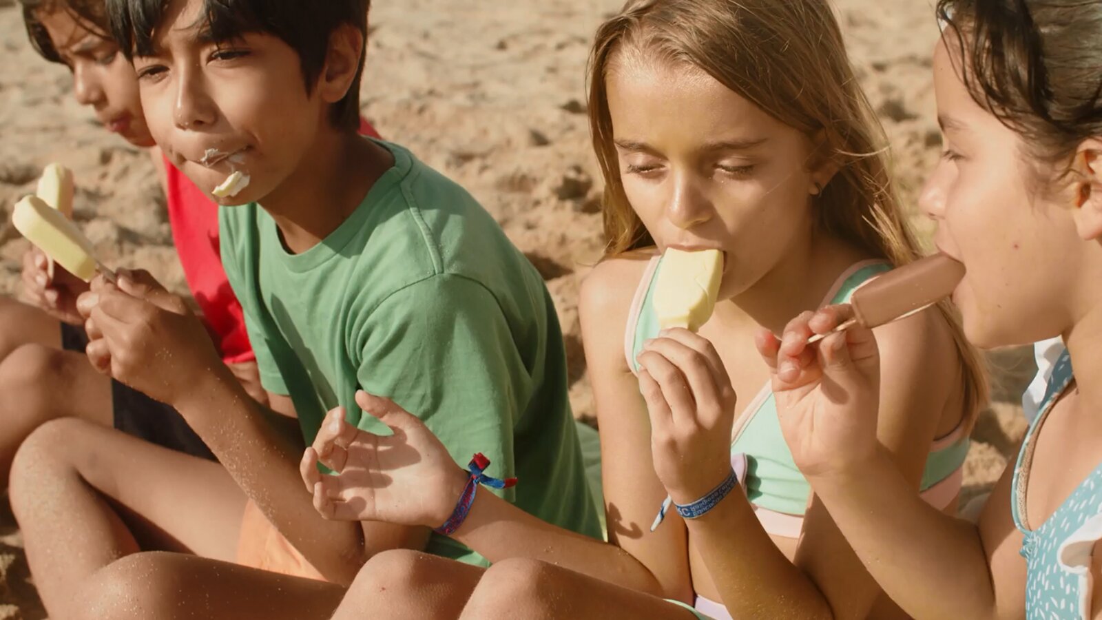   4. Im Urlaub isst und trinkt man mehr als gewöhnlich.

Die freien Tage sind eine besondere Zeit.  Dies führt oft auch dazu, dass man mehr und häufiger isst. Man greift gerne nach kleinen Leckereien oder ungesunden Lebensmitteln. Da man mehr Freizeit als sonst hat, denkt man auch häufiger ans Essen. Außerdem ist der Urlaub auch eine gute Zeit, um sich mit Freunden und Nachbarn zu treffen, zum Beispiel zum Grillen, und dazu gehört immer auch ein kleiner Imbiss.

Ilustracja przedstawia czwórkę dzieci siedzących na plaży. Dzieci jedzą lody na patyku.
