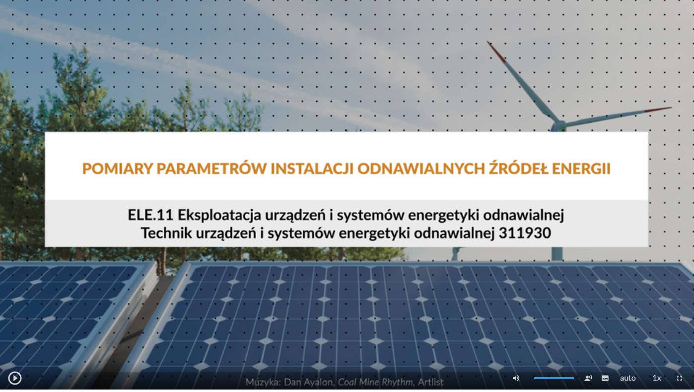 Ilustracja przedstawia wygląd ekranu odtwarzania filmu. W centrum grafiki znajsuje się plansza z tytułem: Pomiary parametrów instalacji odnawialnych źródeł energii. W jego dolnej części znajdują się ikony z różnymi opcjami. W dolnym lewym rogu widać ikonę trójkąta w kółku. Jest to ikona włączania odtwarzania filmu. Kolejna ikona znajduje się dopiero w połowie ekranu dolnego paska. Jest to ikona megafonu. Obok niej widać niebieski pasek, który oznacza poziom głośności. Obok znajduje się ikona człowieka, od którego głowy odchodzą dwie fale. Umożliwia ona włączanie alternatywnej ścieżki dźwiękowej. Dalej znajduje się mały biały prostokąt z czarnymi paskami w jego dolnej części. Pozwala ona na włączenie napisów. Kolejna ikona to napis auto, która umożliwia wybranie jakości filmu. Obok niej widać ikonę jedynki z iksem. Po kliknięciu na nią można wybrać szybkość odtwarzania filmu. Ostatnia ikona to kreski tworzące kwadrat. Kreski te tworzą jedynie krawędzie kwadratu. Jest to opcja włączania trybu pełnoekranowego.