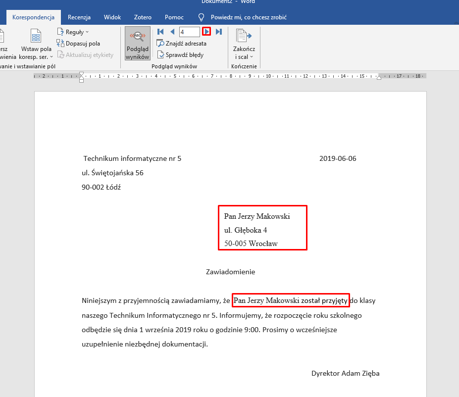 Ilustracja przedstawia otwarty program Microsoft Word. U góry na pasku zadań wybrano opcję Korespondencja. W programie znajduje się treść zawiadomienia. Czerwonymi ramkami zaznaczono następujące fragmenty. Pierwszy znajdujący się ponad treścią zawiadomienia: Pan Jerzy Makowski, ulica Głęboka 4, 50 005 Wrocław. Drugi fragment znajduje się w treści zawiadomienia: Pan Jerzy Makowski został przyjęty. 