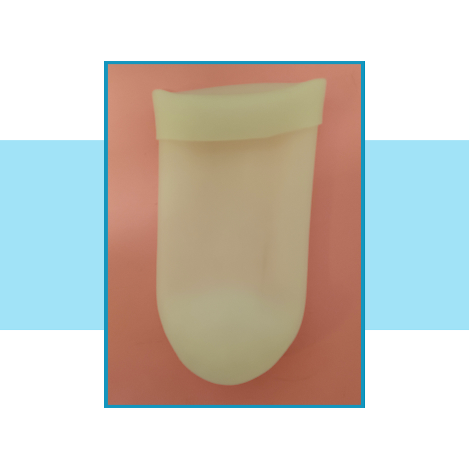 Zdjęcie miękkiego, wykonanego z przejrzystego tworzywa leja żelowego.