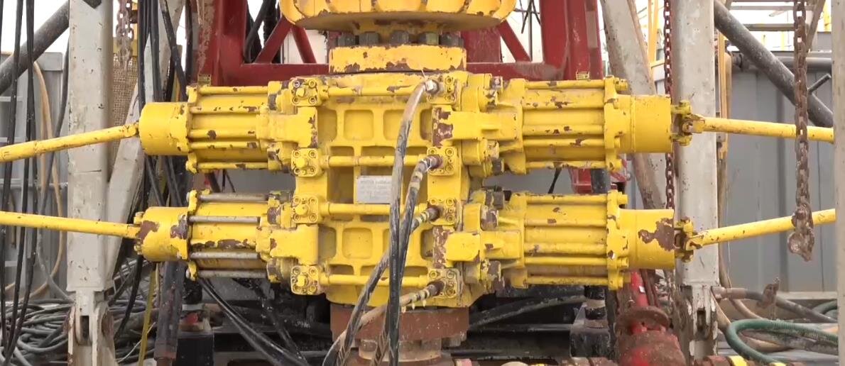 Na zdjęciu widoczny jest prewenter szczękowy podwójny. Urządzenie jest przeznaczone do zamknięcia wylotu otworu wiertniczego przy wierceniach obrotowych w celu przeciwdziałania erupcji płynu złożowego. Urządzenie to składa się z pionowego prostokąta z otworem w środku. Po bokach posiada po dwa okrągłe walce, do których przyłączone są metalowe rury.