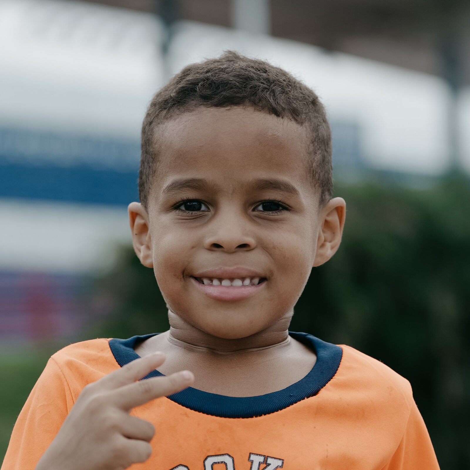 Zdjęcie przedstawia chłopca w koszulce sportowej.