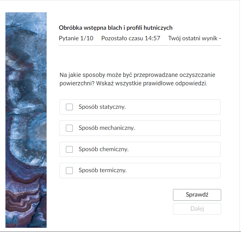 Grafika przedstawia przykładowe zadanie testowe. Ponad poleceniem widać numer pytania, czas, który pozostał na wypełnianie testu, oraz ostatni uzyskany wynik. Pod poleceniem znajdują się możliwe odpowiedzi. W prawym dolnym rogu panelu z zadaniem znajdują się dwa przyciski. Są to Sprawdź oraz Dalej.