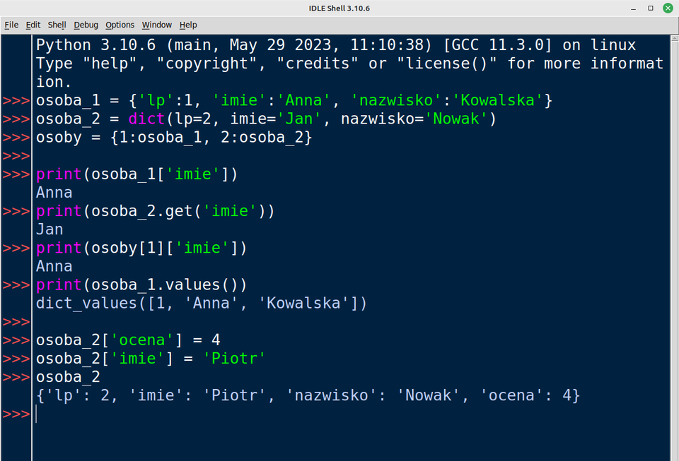 Grafika przedstawia wprowadzony zapis kodu źródłowego. Kod jest taki sam, jak przedstawiony w slajdzie.