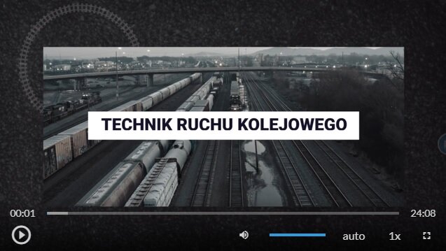 Zrzut ekranu przedstawia klatkę z filmu instruktażowego, na której widoczny jest tytuł Technika ruchu kolejowego. W dolnej części ekranu znajdują się przyciski. Od lewej. Przycisk odtwórz, wstrzymaj. Następnie przycisk włączania i wyłączania dźwięku, pasek głośności, ścieżka alternatywna z audiodeskrypcją, napisy, jakość odtwarzania, prędkość odtwarzania, tryb pełnoekranowy.