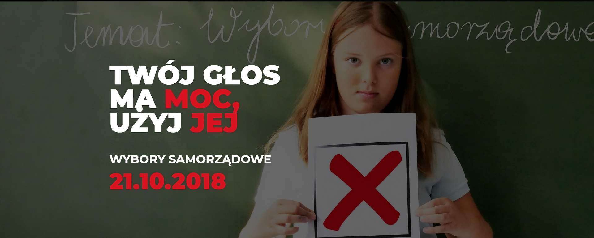 Kliknij żeby powiększyć Tło zdjęcia stanowi szkolna tablica. Widnieje na niej napis: temat: Wybory samorządowe. Na środku stoi dziewczynka. Trzyma kartkę z zaznaczonym znakiem x. Po lewej stronie są napisy: Twój głos ma moc, użyj jej. Wybory samorządowe 21.10.2018.